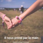 Il nous prend par la main